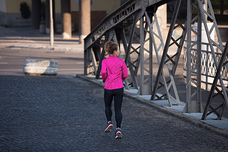 运动女运动员早上慢跑城市日落跑步闲暇训练公园成人活力女性日出图片