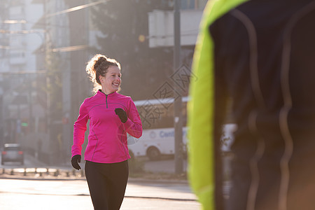 运动女运动员早上慢跑赛跑者日出女孩跑步人行道活力公园训练日落女性图片