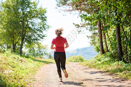 妇女在慢跑时享受健康的生活方式和竞赛运动装锻炼日光晴天跑步女性女士赛跑者公园图片