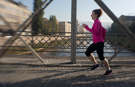 运动女运动员早上慢跑城市跑步卷曲训练女孩公园女士日落成人赛跑者图片