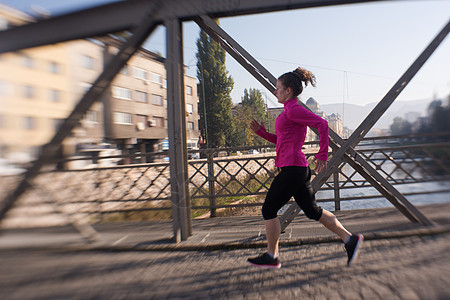 运动女运动员早上慢跑跑步公园成人赛跑者训练活力慢跑者女孩人行道卷曲图片