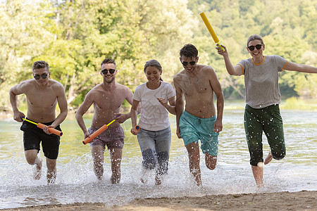 一群快乐的朋友在河边玩乐比基尼青少年男生男人喜悦旅行青年冒险跑步友谊图片