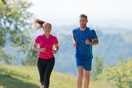 夫妻在乡村路上慢跑时享受健康的生活方式 在农村公路上游骑活动女士跑步公园女性太阳锻炼训练运动员娱乐图片