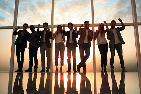 青年专业人员群体 在一个大窗口的办公室里站着和商务飞机场男性女士成人职业女性企业家员工商业图片