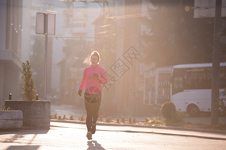 运动女运动员早上慢跑活力女士慢跑者日出训练成人跑步赛跑者城市女性图片