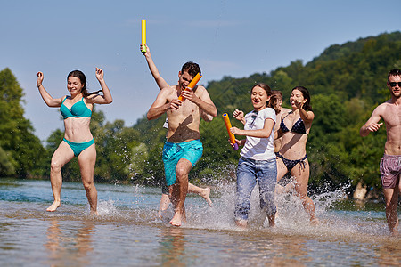 一群快乐的朋友在河边玩乐膀子男生学生青少年旅行派对游泳青年男人女孩图片