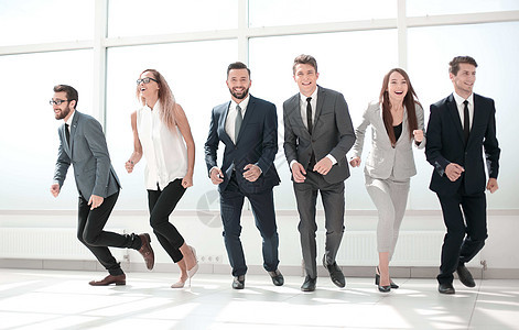 业务团队一起运行合作商业成功手臂办公室男人跑步概念工作工人图片