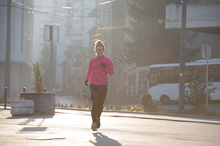 运动女运动员早上慢跑卷曲成人女士人行道慢跑者公园城市训练女孩跑步图片