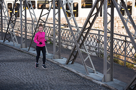 运动女运动员早上慢跑女士卷曲活力跑步成人人行道城市训练女孩闲暇图片