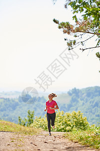 妇女在慢跑时享受健康的生活方式和太阳农村竞赛森林娱乐公园练习跑步日落锻炼图片