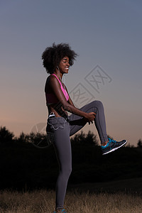 黑人妇女正在做伸展锻炼 放松和温暖女孩身体运动员幸福训练跑步草地生活活力爬坡图片