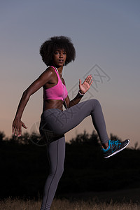 黑人妇女正在做伸展锻炼 放松和温暖赛跑者女孩幸福国家运动员训练生活成功活动运动图片