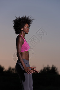 黑人妇女正在做伸展锻炼 放松和温暖活动慢跑者女孩草地成人爬坡自由运动赛跑者运动员图片