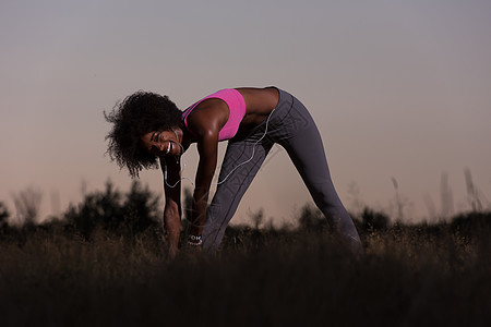 黑人妇女正在做伸展锻炼 放松和温暖慢跑者身体跑步活力女士国家训练草地活动成功图片
