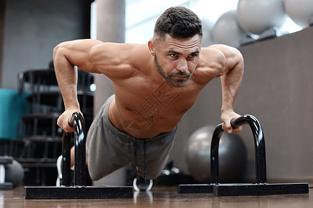在健身房里做横向俯卧撑 和酒吧的肌肉健壮男人图片