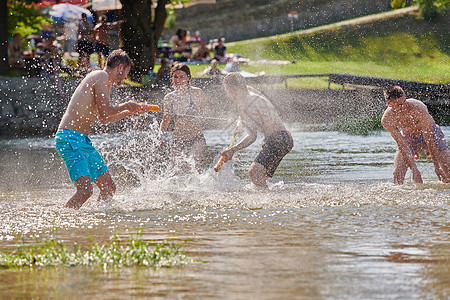 一群快乐的朋友在河边玩乐友谊假期男人冒险比基尼家庭跑步日落男生女孩图片