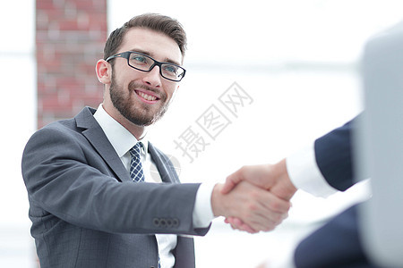 两位商业同事在会议期间握手相握人士团体商务成功男人办公室管理人员协议生长团结图片