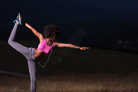 黑人女性在自然界做瑜伽身体头脑精神运动姿势女士勇气生活公园平衡图片