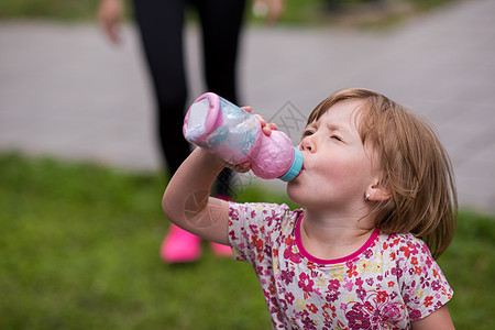 女童饮用水和淡水净水跑步液体茶点女性瓶装婴儿饮料矿物太阳阳光图片