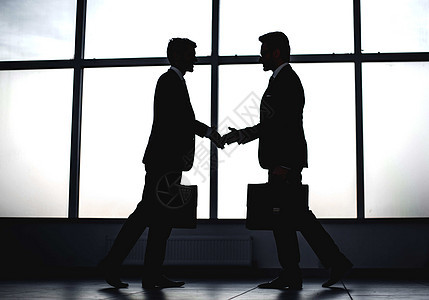 两个商务人士伸出双手握手经理合同协议公文包交易办公室会议律师男人手势图片