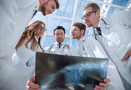 医生同事看病人的X光片职业医疗保险扫描团体病人专家就业药品照相医师图片