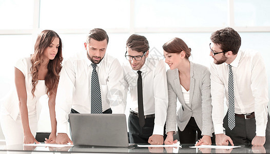 站在桌面旁边的商务团队Name职场生意人工人女性公司技术讨论伙伴互联网商业图片