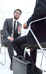 男人坐在办公室的椅子上听商业商务人士图片