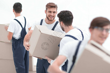 手持着在白色背地上微笑的盒子的搬运工肖像蓝色纸盒服务送货商业收据运输信使邮递员纸板图片