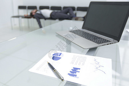 空办公室玻璃桌上膝上型笔记本电脑的背景图像雇员文书文档写作椅子技术统计商业房间投资图片