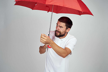 保护长胡子男子免受雨雨红伞下光灯背景影响棕色领带套装安全喜悦白衬衫男性经理天气人士图片