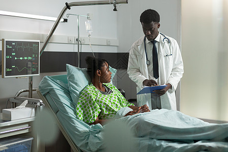 非洲裔美国医生向生病的年轻女性解释疾病专业知识图片