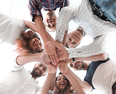 手牵手的商务团队合在一起男性青年合伙社区友谊协议成就幸福力量会议图片