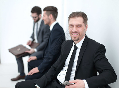充满信心的商务人士在等待一个会议经理生意人公司专业人员职员成人商业椅子男人招聘图片