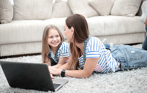 妈妈和女儿共度一个免费的夜晚成人上网女性地面互联网技术父母电脑女孩幸福图片