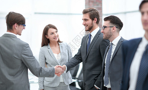 商界人士在会议室里握着手背景图片