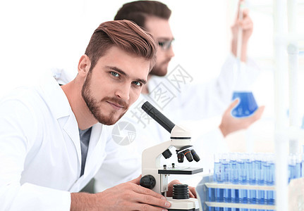 在实验室进行科学研究的男研究员微生物学化学测试调查生物遗传学医院技术员实验样本图片