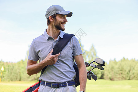 高尔夫球手在夏季打高尔夫比赛中走来走去并背着袋子上课男人课程活动爱好球道晴天球童成人男性运动图片
