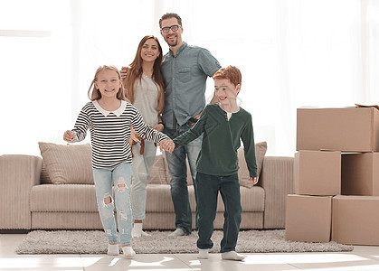 在新的宽敞的公寓里 幸福的家庭图片