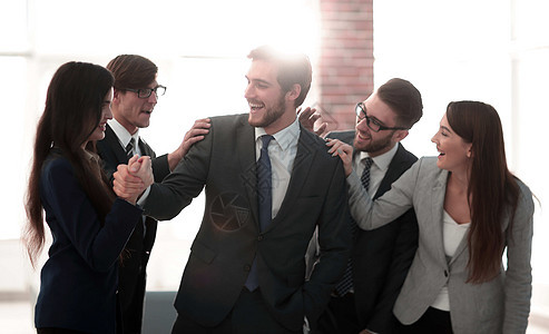 一个充满热情的商业团队的肖像 祝贺他们的C伙伴讨论人士戏服进步手势胜利推介会办公室协议图片