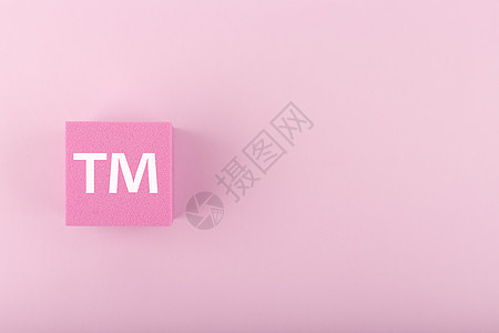 光粉红背景和复制空间上的粉红色图的TM商标符号图片