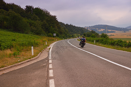 穿越绿地的道路地平线蓝色旅行沥青运输天空自由运动交通场地图片