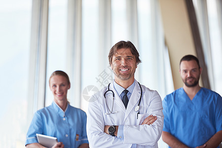 医院医疗人员小组 在团队面前看英俊的医生卫生职业药片学生药品保健办公室微笑工作胡须图片