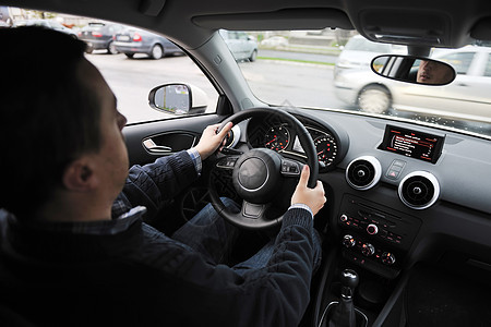 使用汽车导航的男子旅行交通商业技术驾驶屏幕速度司机男性商务图片