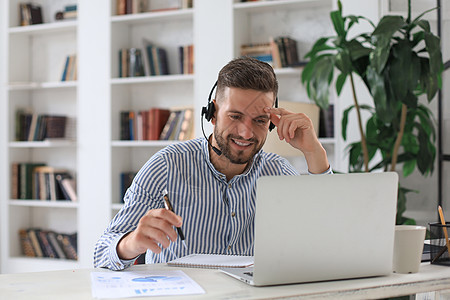 在办公室有视频通话的年轻商务人士微笑着职业营销男性加班图表正装工作笔记本白领领带图片