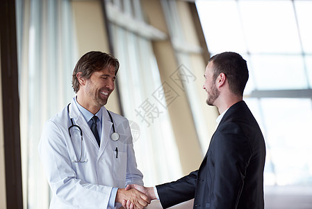 医生与病人握手男性药品办公室实验室诊所从业者男人访问医师职业图片