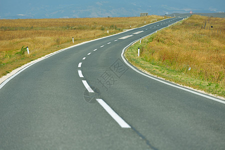 穿越绿地的道路风景路线太阳旅行土地速度地平线日出沥青交通图片