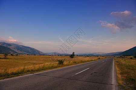 穿越绿地的道路土地运输森林风景旅行沥青驾驶赛道路线交通图片