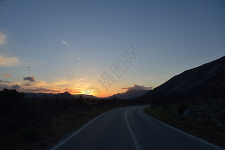 穿越绿地的道路自由赛道农村沥青交通草地太阳运输蓝色风景图片