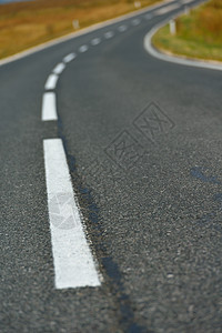 穿越绿地的道路路线农村自由蓝色地平线国家天空沥青森林土地图片