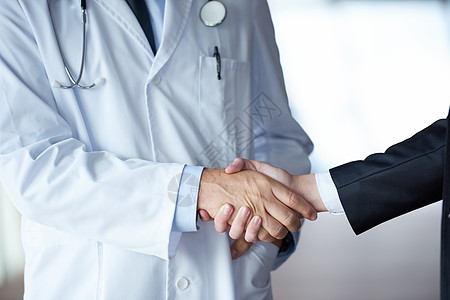 医生与病人握手实验室成人卫生男人外套保健从业者胡须顾问会议图片